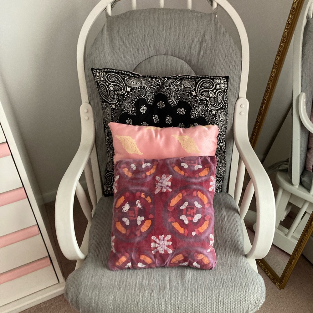 Purse pillow Black and pink pillow 18โ - Great for decoration or as a purse - Picture 4 of 4